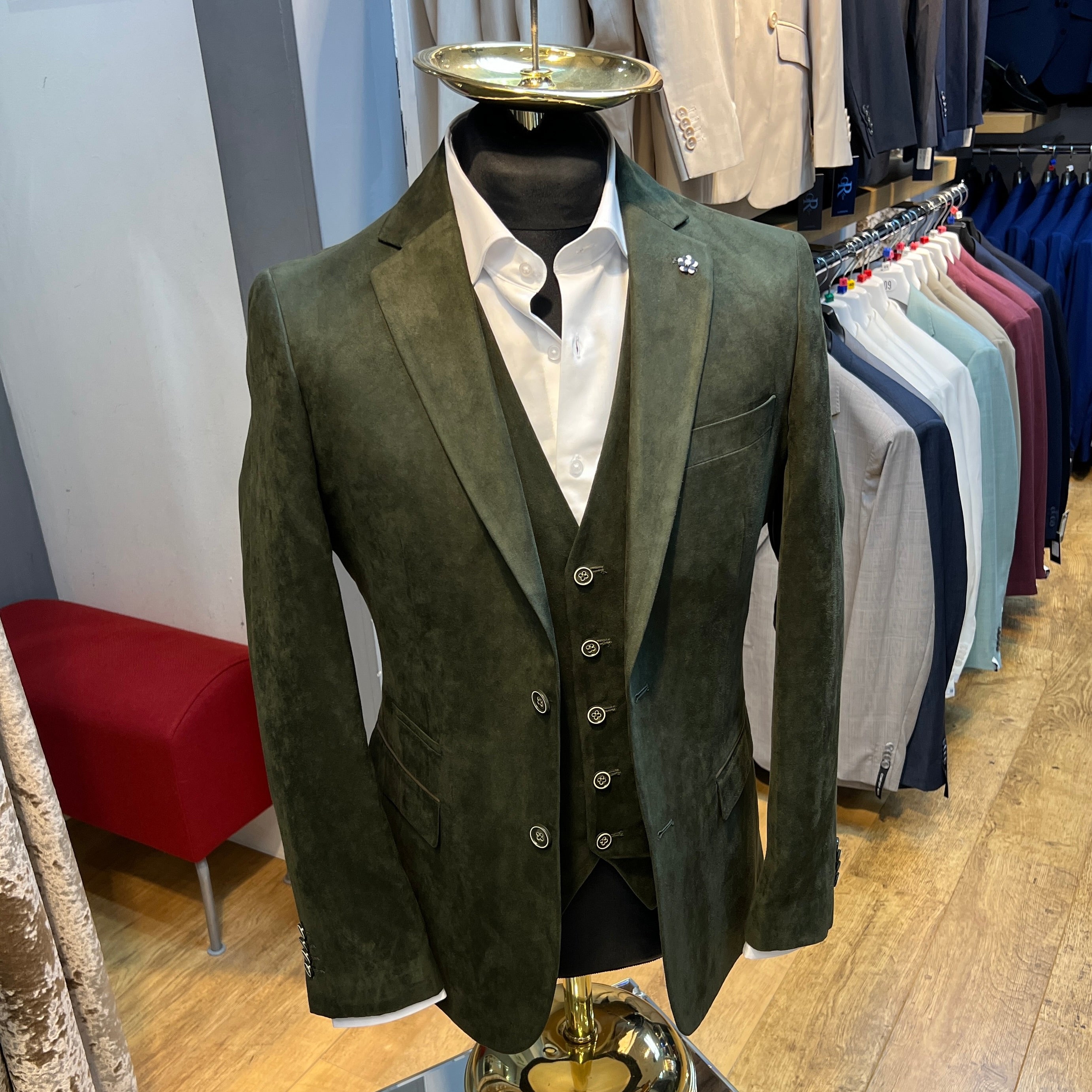 Crafted from premium Alcantara, this green blazer offers a soft suede-like finish with the durability of modern innovation. Styled with a notched lapel, flap pockets, and a tailored silhouette, it pairs perfectly with the matching waistcoat for a refined, contemporary look. Designed to transition from day to evening, this blazer brings a bold yet elegant touch to any wardrobe.
