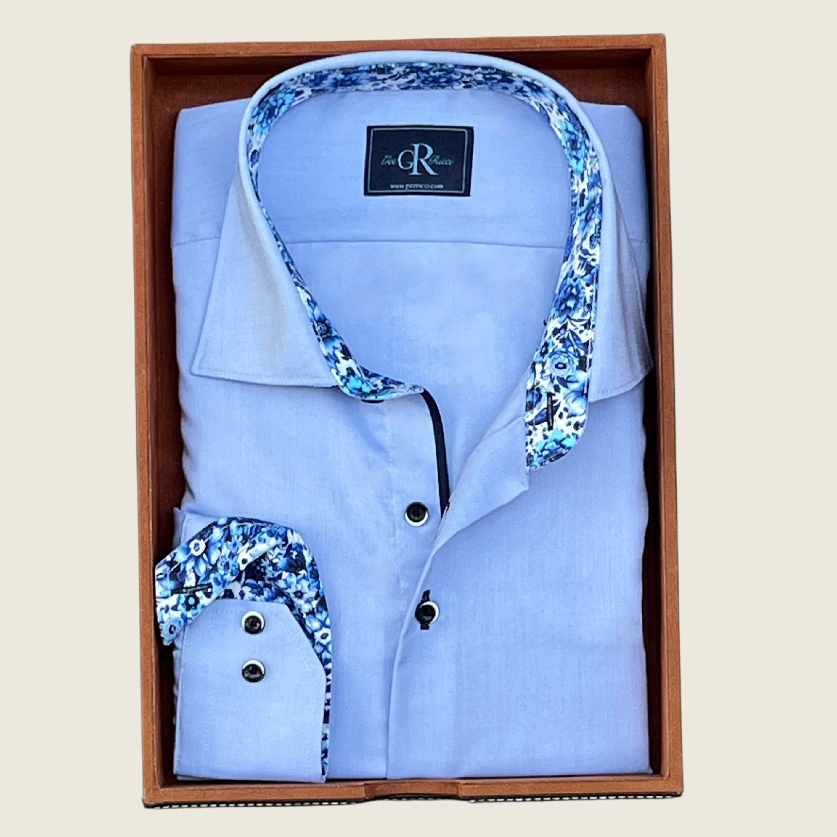 blue porcelain cotton shirt with floral collar and cuffs, folded in a wooden box.